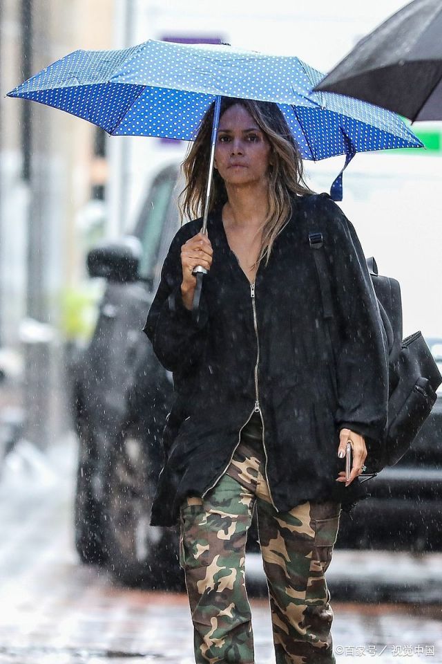 影星"哈莉·贝瑞"现身街头显臃肿,网友:当年的你,哪去了?